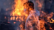 Ινδία-κορωνοϊός: Ασφυξία από έλλειψη οξυγόνου-Παγκόσμιο ρεκόρ κρουσμάτων-Γέμισαν τα αποτεφρωτήρια