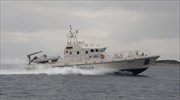 Θαλαμηγό σκάφος, στο οποίο επιβαίνουν 170 αλλοδαποί, ρυμουλκείται  στο λιμάνι της Καλαμάτας