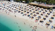 Προσβάσιμες από σήμερα οι οργανωμένες παραλίες - Αλλάζει η αναλογία ατόμων/τ.μ. στα καταστήματα