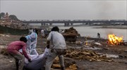 Ινδία: Δίχτυ στον Γάγγη μετά τον εντοπισμό δεκάδων πτωμάτων φερόμενων θυμάτων της COVID-19