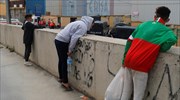 Ισπανία: 70 μαροκινοί μετανάστες πήδηξαν τα τείχη και μπήκαν στην Μελίγια