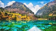 Θαυμάστε τη Λίμνη 5 Λουλουδιών στην Κίνα