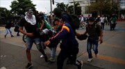Κολομβία: Ερευνα για 10 αστυνομικούς που κάλυψαν ένοπλους που χτύπησαν διαδηλωτές στο Κάλι