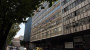 Ένταση, χημικά, ξύλο και... μπετό στην είσοδο του Υπουργείου Εργασίας