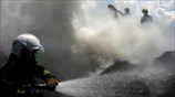 Πυροσβέστες πολεμάνε με τις φλόγες
