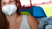 Κομισιόν: Το 57% του ενήλικου πληθυσμού της ΕΕ έχει λάβει έστω μία δόση του εμβολίου
