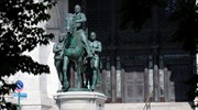 Άγαλμα του Ρούσβελτ απομακρύνεται από το Αμερικανικό Μουσείο Φυσικής Ιστορίας
