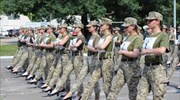 Θύελλα αντιδράσεων στην Ουκρανία για την παρέλαση φανταρίνων με γοβάκια