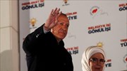 «Μειώστε τις μερίδες» λέει η Εμινέ Ερντογάν στους Τούρκους που αδυνατούν να αγοράσουν τα απαραίτητα