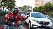 Ινδονησία: Εθελοντές μοτοσικλετιστές στη μάχη κατά του Covid-19