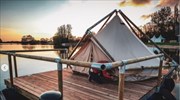 Διακοπές σε πλωτό κάμπινγκ, σε λίμνη της Φλάνδρας