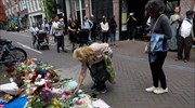 Άμστερνταμ: Οι πολίτες αποτίνουν φόρο τιμής στον δημοσιογράφο που δολοφονήθηκε