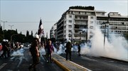 Σύνταγμα: Επεισόδια και προσαγωγές στην πορεία των αρνητών του εμβολίου