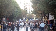 Θεσσαλονίκη: Πορεία κατά του υποχρεωτικού εμβολιασμού με ελληνικές σημαίες και σταυρούς