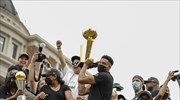 ΝΒΑ: Παρέλασαν με το τρόπαιο οι πρωταθλητές, με τον κόσμο ν΄ αποθεώνει τον Γιάννη Αντετοκούνμπο