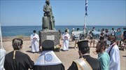 Μυτιλήνη: Κοινή προσευχή Εκκλησίας και προσφύγων κάθε θρησκείας μπροστά στο άγαλμα της Μικρασιάτισας Μάνας