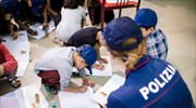 Αστυνομικοί παίζουν στο αεροδρόμιο της Ρώμης με παιδιά που έφτασαν από το Αφγανιστάν