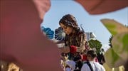 Μεταξουργείο: Επεισόδια ανέβαλαν την «βόλτα» της προσφυγοπούλας μαριονέτας Αμάλ