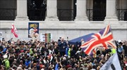 Βρετανία: Αστυνομικοί τραυματίστηκαν σε συγκρούσεις με αντιεμβολιαστές διαδηλωτές