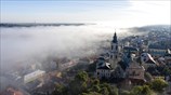Ομίχλη πάνω από πόλη της Πολωνίας