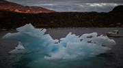 Ένα παγόβουνο περνάει από το Νούουκ της Γροιλανδίας
