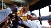 Βρετανία: Δωρεάν μπύρα και ποπ κορν από τις εταιρείες για να επιστρέψουν οι εργαζόμενοι στα γραφεία