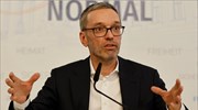 Αυστρία: Ο αρχηγός της άκρας δεξιάς έδειξε δημόσια πιστοποιητικό απουσίας αντισωμάτων