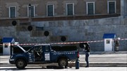 Σύνταγμα: Στο Μνημείο του Αγνώστου Στρατιώτη αγροτικό όχημα - Κινητοποίηση της ΕΛ.ΑΣ.
