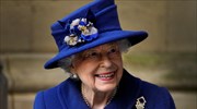 Η βασίλισσα Ελισάβετ λέει πως νιώθει «πολύ νέα στην καρδιά» για να παραλάβει το βραβείο Oldie of the Year