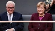 Η Μέρκελ κοιτάζει από τις θέσεις των επισκεπτών τη συνεδρίαση της Bundestag