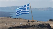 28η Οκτωβρίου: Η μεγαλύτερη ελληνική σημαία υψώθηκε στη Σαντορίνη