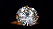 Βρετανία: Παραλίγο να πετάξει διαμάντι 34 καρατίων στα σκουπίδια