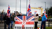 Β. Ιρλανδία: Το brexit έφερε εντάσεις- Ένοπλοι μασκοφόροι έβαλαν φωτιά σε λεωφορείο