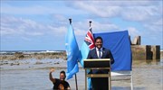 Με κοστούμι μέσα στην θάλασσα: Το μήνυμα του νησιωτικού κράτους Τουβαλού για την κλιματική κρίση