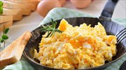 Πώς να φτιάξετε τέλεια αυγά σκραμπλ με τον πιο εύκολο τρόπο