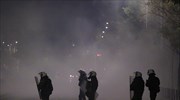 Θεσσαλονίκη: Στο προαύλιο της Πολυτεχνικής Σχολής παραμένουν κουκουλοφόροι εκτοξεύοντας μολότοφ