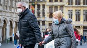 Η Ευρώπη «κυνηγάει» τους ανεμβολίαστους για να βγάλει το χειμώνα