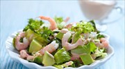 Πώς να φτιάξετε υγιεινή πράσινη σαλάτα με γαρίδες, αβοκάντο και πορτοκάλι
