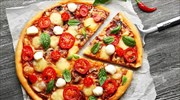 Τελικά πώς πρέπει να τρώμε την πίτσα;