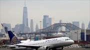 United Airlines: Κατέβασαν επιβάτη από αεροσκάφος που επέμενε να φοράει στρινγκ αντί για μάσκα στο πρόσωπο