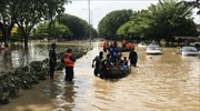 Μαλαισία: 14 νεκροί και 70.000 εκτοπισμένοι μετά από καταστροφικές πλημμύρες