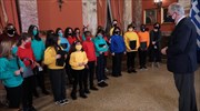 Χριστουγεννιάτικα κάλαντα στον πρόεδρο της Βουλής