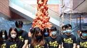 Κίνα: «Αξημέρωτα» ξηλώνουν αγάλματα για την Τιενανμέν στο Χονγκ-Κονγκ