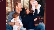Ο πρίγκιπας Χάρι και η Μέγκαν Μαρκλ δημοσίευσαν την πρώτη φωτογραφία της κόρης τους