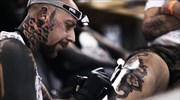 Οι απαγορεύσεις μελανιών στην ΕΕ αναστατώνουν τα τατουατζίδικα