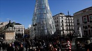 Η Ισπανία εξετάζει τη μείωση των ημερών καραντίνας