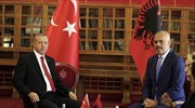«Χαριεντισμοί» Ράμα-Ερντογάν στα Τίρανα, την ώρα που ο Μέτα έκανε «αντάρτικο»