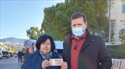 Δεσμίδα 5.000 ευρώ βρήκε και παρέδωσε στην αστυνομία πωλήτρια στη λαϊκή αγορά Παπάγου