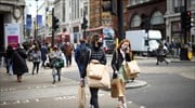Βρετανία: Βυθίζονται οι λιανικές πωλήσεις καθώς η Όμικρον κράτησε τους καταναλωτές στο σπίτι