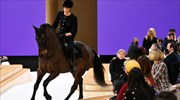 Άλογο στην πασαρέλα του Οίκου Chanel